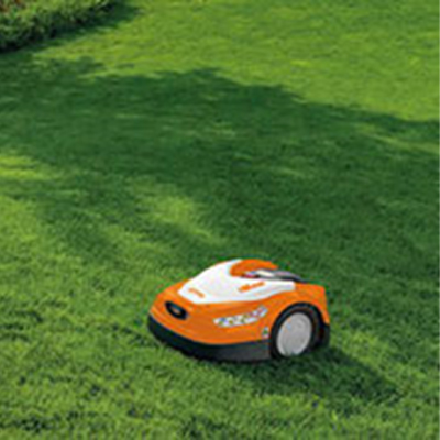 Mähroboter STIHL im Garten (Original Mölders)